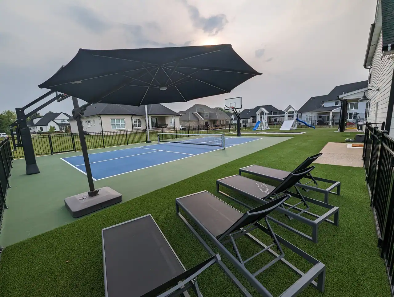 Private Crestwood Backyard Court photo 3