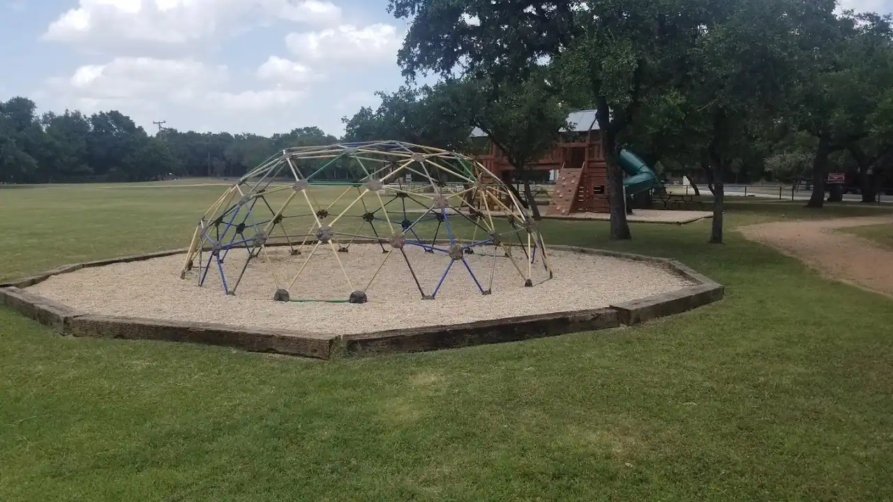 Oak Village North Park photo 2