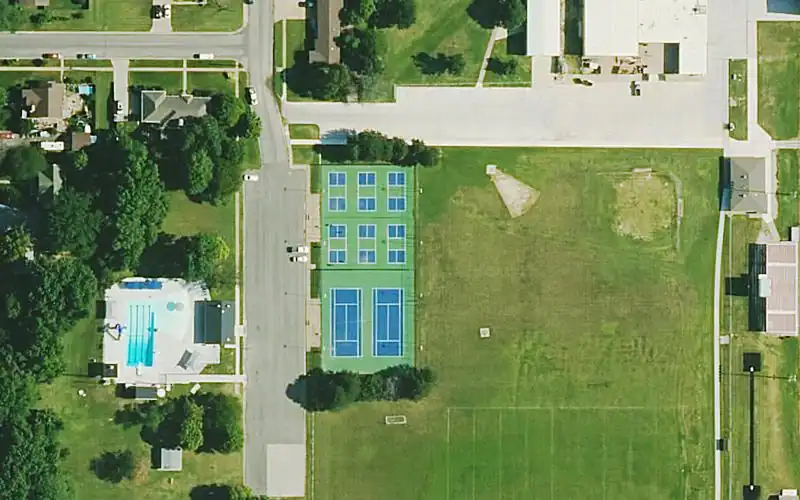 Moundridge Courts photo 3