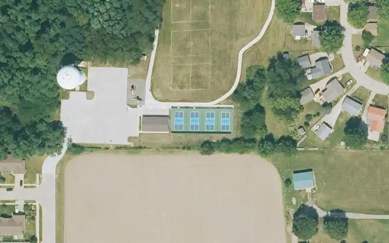 LeClaire Huckleberry Park Courts photo 3