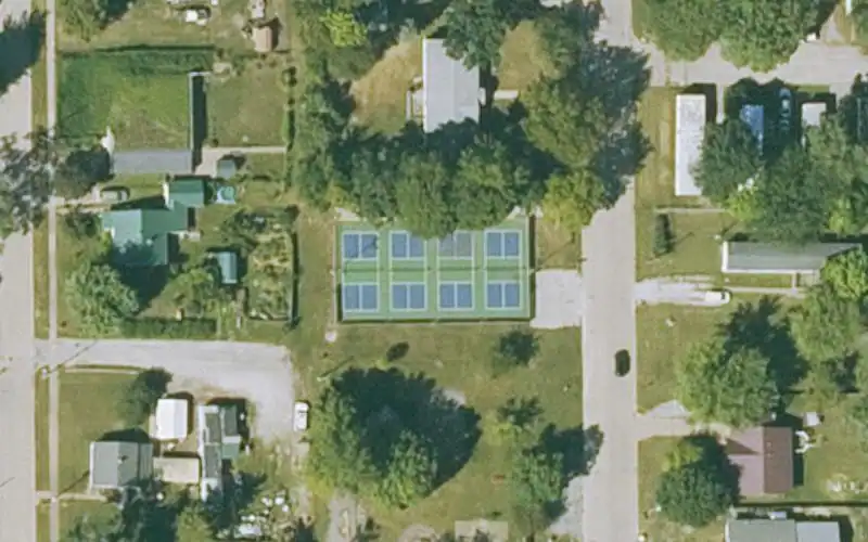 9th Street Lisco Courts photo 2