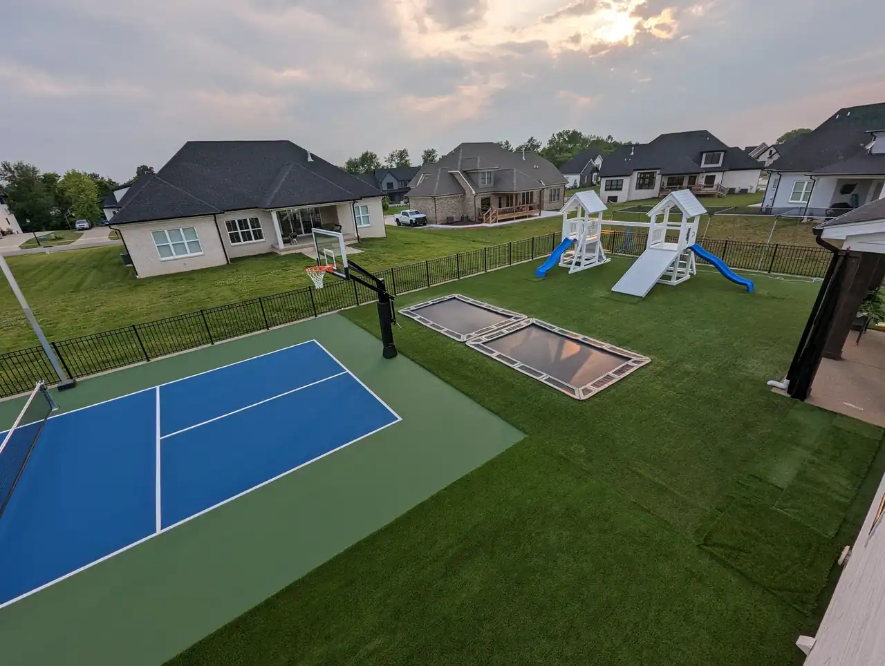 Private Crestwood Backyard Court photo 2