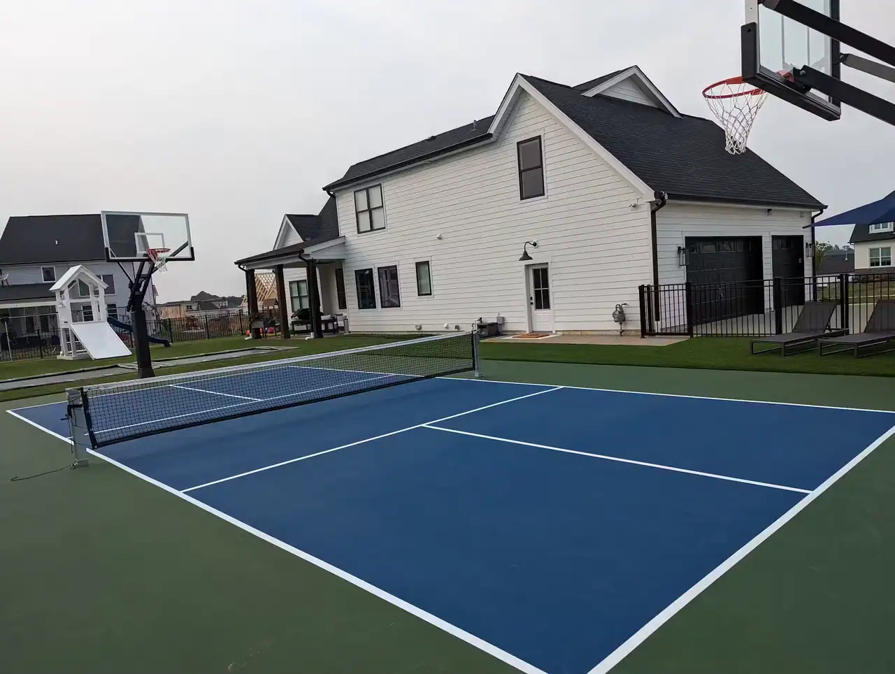 Private Crestwood Backyard Court photo 4